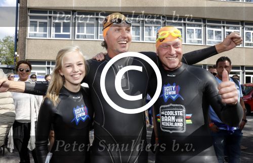 Amsterdam 3 september 2017  
ALS Cityswim in de amsterdamse grachten. Pieter v d Hoogenband met Rintje Ritsma en ...