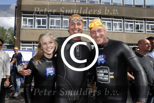Amsterdam 3 september 2017  
ALS Cityswim in de amsterdamse grachten. Pieter v d Hoogenband met Rintje Ritsma en ...