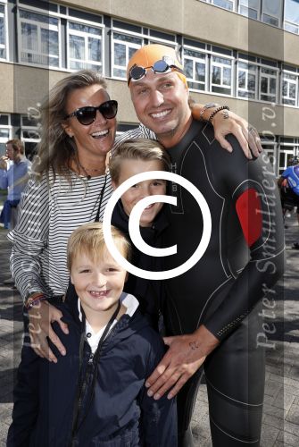 Amsterdam 3 september 2017  
ALS Cityswim in de amsterdamse grachten. Pieter v d Hoogenband met vrouw en zijn kinderen
