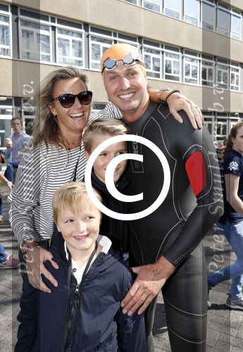 Amsterdam 3 september 2017  
ALS Cityswim in de amsterdamse grachten. Pieter v d Hoogenband met vrouw en zijn kinderen