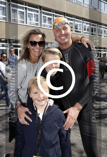 Amsterdam 3 september 2017  
ALS Cityswim in de amsterdamse grachten. Pieter v d Hoogenband met vrouw en zijn kinderen