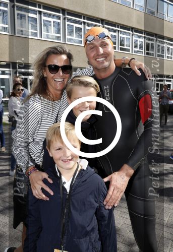 Amsterdam 3 september 2017  
ALS Cityswim in de amsterdamse grachten. Pieter v d Hoogenband met vrouw en zijn kinderen