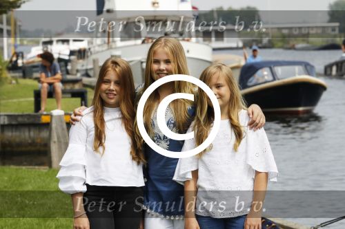 Warmond 7 juli 2017
Koninklijk fotouurtje in Warmond . Koning Willem Alexander Koningin Maxima prionses Amalia Ariane en Alexia komen aanvaren met een sloep.