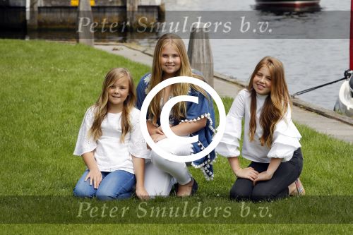Warmond 7 juli 2017
Koninklijk fotouurtje in Warmond . Koning Willem Alexander Koningin Maxima prionses Amalia Ariane en Alexia komen aanvaren met een sloep.