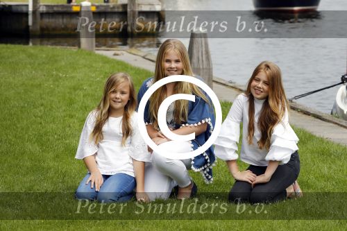 Warmond 7 juli 2017
Koninklijk fotouurtje in Warmond . Koning Willem Alexander Koningin Maxima prionses Amalia Ariane en Alexia komen aanvaren met een sloep.