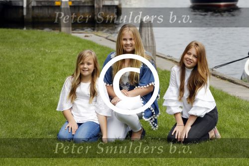 Warmond 7 juli 2017
Koninklijk fotouurtje in Warmond . Koning Willem Alexander Koningin Maxima prionses Amalia Ariane en Alexia komen aanvaren met een sloep.