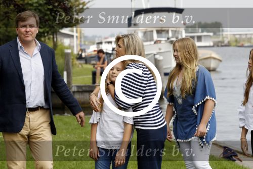 Warmond 7 juli 2017
Koninklijk fotouurtje in Warmond . Koning Willem Alexander Koningin Maxima prionses Amalia Ariane en Alexia komen aanvaren met een sloep.
