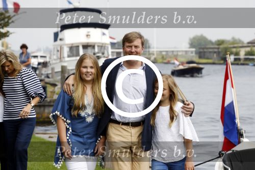 Warmond 7 juli 2017
Koninklijk fotouurtje in Warmond . Koning Willem Alexander Koningin Maxima prionses Amalia Ariane en Alexia komen aanvaren met een sloep.