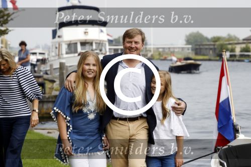 Warmond 7 juli 2017
Koninklijk fotouurtje in Warmond . Koning Willem Alexander Koningin Maxima prionses Amalia Ariane en Alexia komen aanvaren met een sloep.