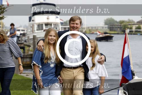 Warmond 7 juli 2017
Koninklijk fotouurtje in Warmond . Koning Willem Alexander Koningin Maxima prionses Amalia Ariane en Alexia komen aanvaren met een sloep.