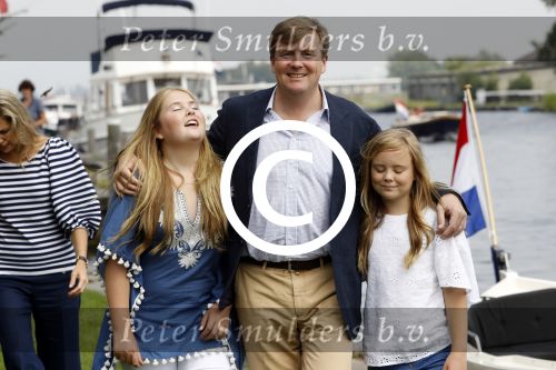 Warmond 7 juli 2017
Koninklijk fotouurtje in Warmond . Koning Willem Alexander Koningin Maxima prionses Amalia Ariane en Alexia komen aanvaren met een sloep.