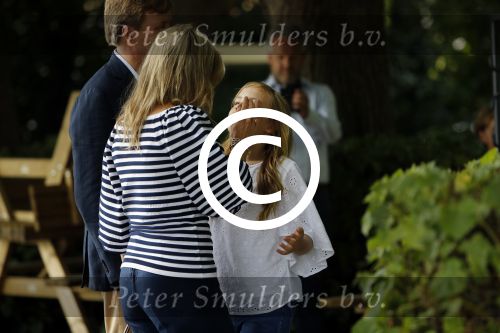 Warmond 7 juli 2017
Koninklijk fotouurtje in Warmond . Koning Willem Alexander Koningin Maxima prionses Amalia Ariane en Alexia komen aanvaren met een sloep.