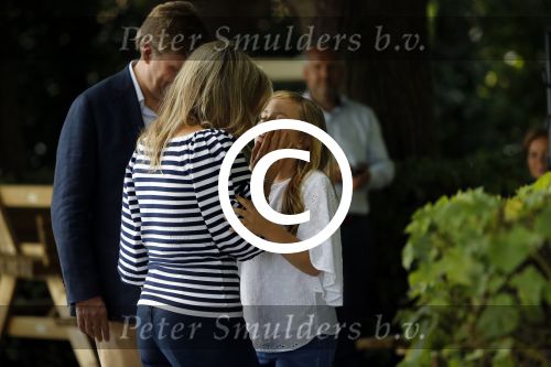 Warmond 7 juli 2017
Koninklijk fotouurtje in Warmond . Koning Willem Alexander Koningin Maxima prionses Amalia Ariane en Alexia komen aanvaren met een sloep.