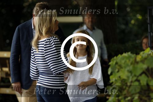 Warmond 7 juli 2017
Koninklijk fotouurtje in Warmond . Koning Willem Alexander Koningin Maxima prionses Amalia Ariane en Alexia komen aanvaren met een sloep.