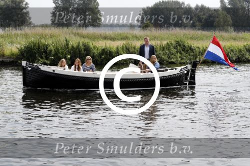 Warmond 7 juli 2017
Koninklijk fotouurtje in Warmond . Koning Willem Alexander Koningin Maxima prionses Amalia Ariane en Alexia komen aanvaren met een sloep.