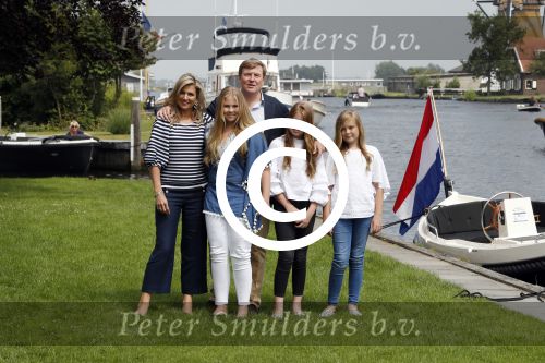 Warmond 7 juli 2017
Koninklijk fotouurtje in Warmond . Koning Willem Alexander Koningin Maxima prionses Amalia Ariane en Alexia komen aanvaren met een sloep.