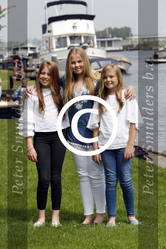 Warmond 7 juli 2017
Koninklijk fotouurtje in Warmond . Koning Willem Alexander Koningin Maxima prionses Amalia Ariane en Alexia komen aanvaren met een sloep.