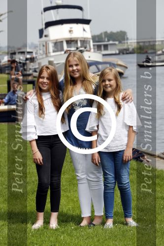 Warmond 7 juli 2017
Koninklijk fotouurtje in Warmond . Koning Willem Alexander Koningin Maxima prionses Amalia Ariane en Alexia komen aanvaren met een sloep.