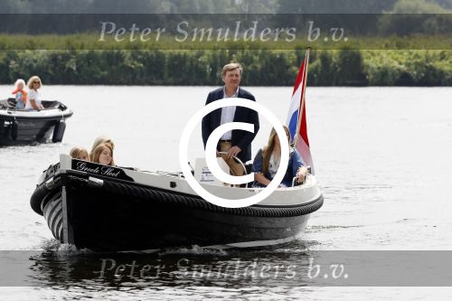 Warmond 7 juli 2017
Koninklijk fotouurtje in Warmond . Koning Willem Alexander Koningin Maxima prionses Amalia Ariane en Alexia komen aanvaren met een sloep.