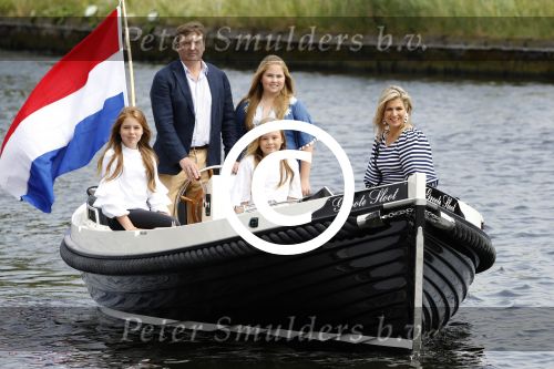 Warmond 7 juli 2017
Koninklijk fotouurtje in Warmond . Koning Willem Alexander Koningin Maxima prionses Amalia Ariane en Alexia komen aanvaren met een sloep.