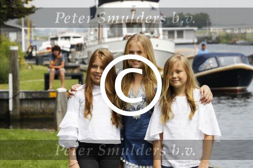 Warmond 7 juli 2017
Koninklijk fotouurtje in Warmond . Koning Willem Alexander Koningin Maxima prionses Amalia Ariane en Alexia komen aanvaren met een sloep.