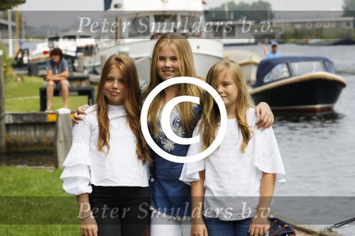 Warmond 7 juli 2017
Koninklijk fotouurtje in Warmond . Koning Willem Alexander Koningin Maxima prionses Amalia Ariane en Alexia komen aanvaren met een sloep.