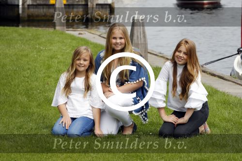 Warmond 7 juli 2017
Koninklijk fotouurtje in Warmond . Koning Willem Alexander Koningin Maxima prionses Amalia Ariane en Alexia komen aanvaren met een sloep.