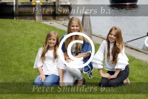 Warmond 7 juli 2017
Koninklijk fotouurtje in Warmond . Koning Willem Alexander Koningin Maxima prionses Amalia Ariane en Alexia komen aanvaren met een sloep.