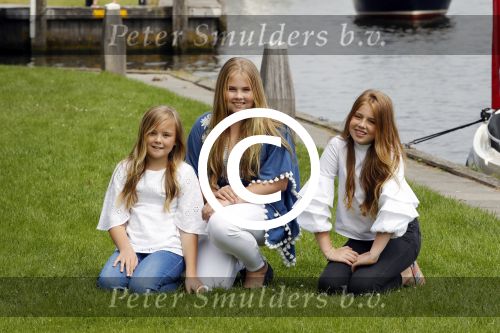 Warmond 7 juli 2017
Koninklijk fotouurtje in Warmond . Koning Willem Alexander Koningin Maxima prionses Amalia Ariane en Alexia komen aanvaren met een sloep.