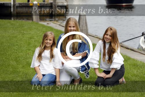 Warmond 7 juli 2017
Koninklijk fotouurtje in Warmond . Koning Willem Alexander Koningin Maxima prionses Amalia Ariane en Alexia komen aanvaren met een sloep.