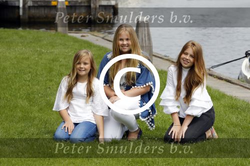 Warmond 7 juli 2017
Koninklijk fotouurtje in Warmond . Koning Willem Alexander Koningin Maxima prionses Amalia Ariane en Alexia komen aanvaren met een sloep.