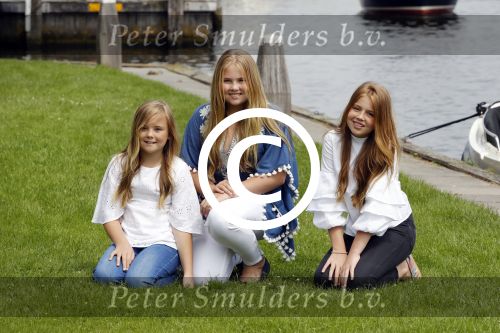 Warmond 7 juli 2017
Koninklijk fotouurtje in Warmond . Koning Willem Alexander Koningin Maxima prionses Amalia Ariane en Alexia komen aanvaren met een sloep.