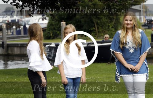 Warmond 7 juli 2017
Koninklijk fotouurtje in Warmond . Koning Willem Alexander Koningin Maxima prionses Amalia Ariane en Alexia komen aanvaren met een sloep.
