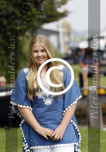 Warmond 7 juli 2017
Koninklijk fotouurtje in Warmond . Koning Willem Alexander Koningin Maxima prionses Amalia Ariane en Alexia komen aanvaren met een sloep.