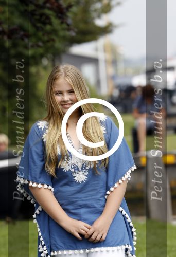 Warmond 7 juli 2017
Koninklijk fotouurtje in Warmond . Koning Willem Alexander Koningin Maxima prionses Amalia Ariane en Alexia komen aanvaren met een sloep.