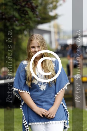 Warmond 7 juli 2017
Koninklijk fotouurtje in Warmond . Koning Willem Alexander Koningin Maxima prionses Amalia Ariane en Alexia komen aanvaren met een sloep.