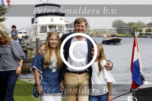 Warmond 7 juli 2017
Koninklijk fotouurtje in Warmond . Koning Willem Alexander Koningin Maxima prionses Amalia Ariane en Alexia komen aanvaren met een sloep.