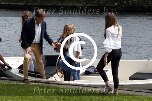 Warmond 7 juli 2017
Koninklijk fotouurtje in Warmond . Koning Willem Alexander Koningin Maxima prionses Amalia Ariane en Alexia komen aanvaren met een sloep.