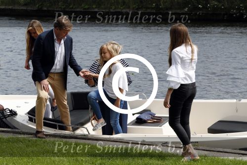 Warmond 7 juli 2017
Koninklijk fotouurtje in Warmond . Koning Willem Alexander Koningin Maxima prionses Amalia Ariane en Alexia komen aanvaren met een sloep.