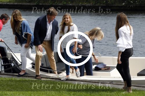 Warmond 7 juli 2017
Koninklijk fotouurtje in Warmond . Koning Willem Alexander Koningin Maxima prionses Amalia Ariane en Alexia komen aanvaren met een sloep.