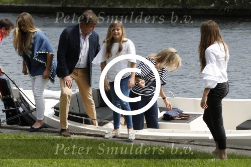 Warmond 7 juli 2017
Koninklijk fotouurtje in Warmond . Koning Willem Alexander Koningin Maxima prionses Amalia Ariane en Alexia komen aanvaren met een sloep.