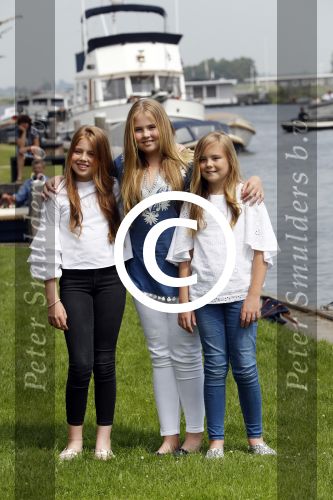 Warmond 7 juli 2017
Koninklijk fotouurtje in Warmond . Koning Willem Alexander Koningin Maxima prionses Amalia Ariane en Alexia komen aanvaren met een sloep.
