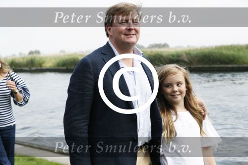 Warmond 7 juli 2017
Koninklijk fotouurtje in Warmond . Koning Willem Alexander Koningin Maxima prionses Amalia Ariane en Alexia komen aanvaren met een sloep.