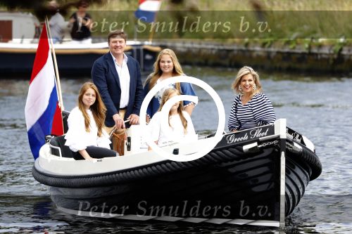 Warmond 7 juli 2017
Koninklijk fotouurtje in Warmond . Koning Willem Alexander Koningin Maxima prionses Amalia Ariane en Alexia komen aanvaren met een sloep.