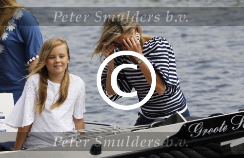 Warmond 7 juli 2017
Koninklijk fotouurtje in Warmond . Koning Willem Alexander Koningin Maxima prionses Amalia Ariane en Alexia komen aanvaren met een sloep.