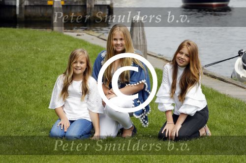 Warmond 7 juli 2017
Koninklijk fotouurtje in Warmond . Koning Willem Alexander Koningin Maxima prionses Amalia Ariane en Alexia komen aanvaren met een sloep.