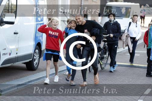Amsterdam 3 september 2017  
ALS Cityswim in de amsterdamse grachten. Johnny de Mol jr en Rick Brandsteder zemmen met Ralph en Carlijn de Vies en hun kinderen  zoon Daniel en  hun dochter