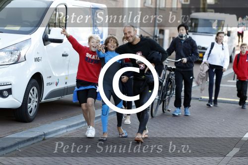 Amsterdam 3 september 2017  
ALS Cityswim in de amsterdamse grachten. Johnny de Mol jr en Rick Brandsteder zemmen met Ralph en Carlijn de Vies en hun kinderen  zoon Daniel en  hun dochter