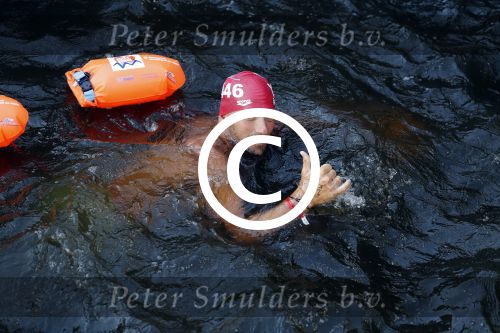 Amsterdam 3 september 2017  
ALS Cityswim in de amsterdamse grachten. Johnny de Mol jr en Rick Brandsteder zemmen met Ralph en Carlijn de Vies en hun kinderen  zoon Daniel en  hun dochter
