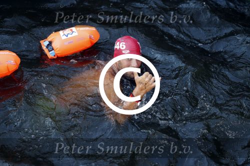 Amsterdam 3 september 2017  
ALS Cityswim in de amsterdamse grachten. Johnny de Mol jr en Rick Brandsteder zemmen met Ralph en Carlijn de Vies en hun kinderen  zoon Daniel en  hun dochter